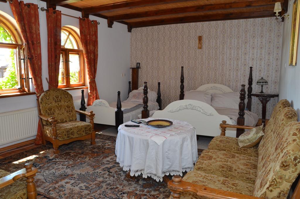 Dworek Sw.Antoniego Slawutowo Extérieur photo